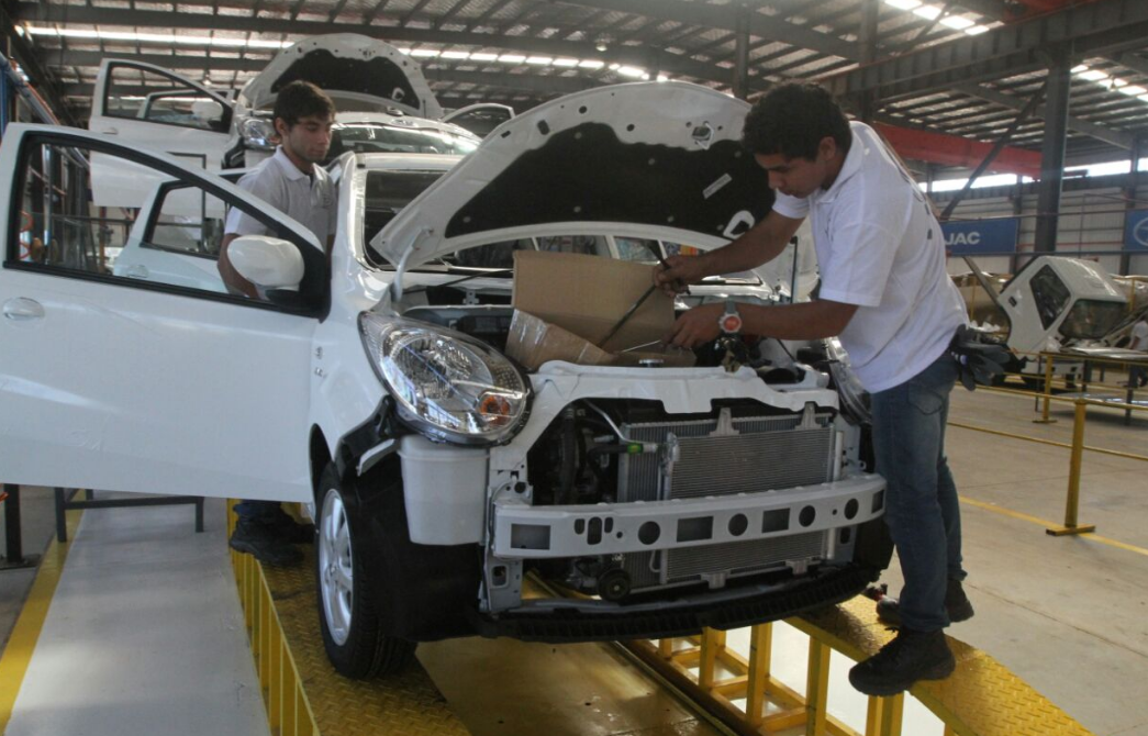 Leite anuncia que dos empresas más ensamblarán autos